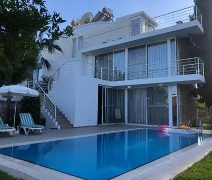  Belek’te Korunaklı Havuzlu, Güvenlikli Site İçinde Lüks Tatil Villası 