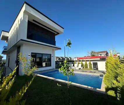 Antalya Belek'te Geniş Teraslı ve Özel Havuzlu Villa