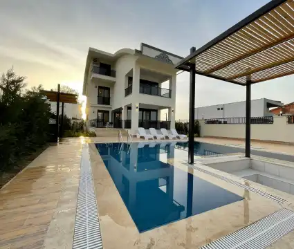 Antalya Belek'te Plaja Yakın Jakuzili ve Özel Havuzlu Modern Villa
