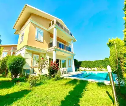 Antalya’da Geniş Bahçeli ve Şömineli Lüks Villa: Unutulmaz Tatil