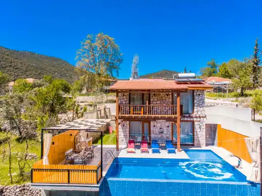 Kalkan’da Balayı Çiftlerine Özel Korunaklı Bahçe ve Havuz Alanıyla Tam Mahremiyet Sunan Villa