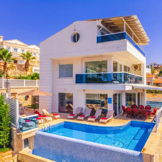 Kalkan'da Plaja 550 Metre Mesafede Sonsuzluk Havuzlu Deniz Manzaralı Villa