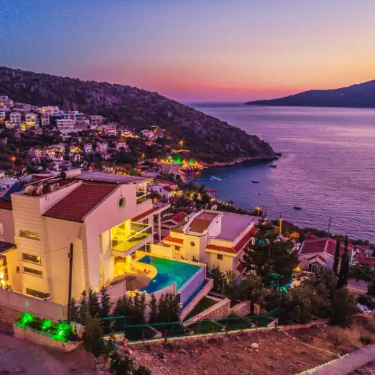 Kalkan'da Plaja 550 Metre Mesafede Sonsuzluk Havuzlu Deniz Manzaralı Villa