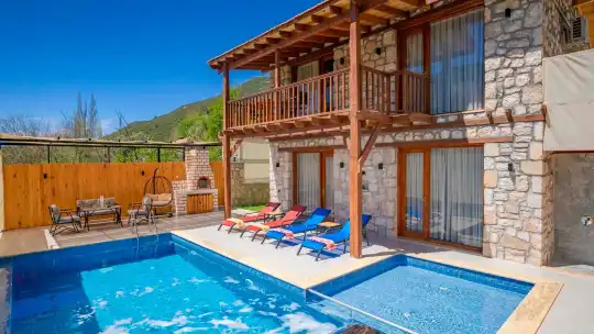 Kalkan’da Balayı Çiftlerine Özel Korunaklı Bahçe ve Havuz Alanıyla Tam Mahremiyet Sunan Villa