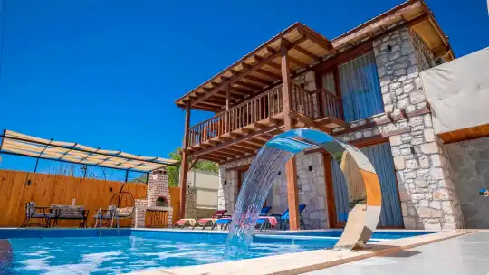 Kalkan’da Balayı Çiftlerine Özel Korunaklı Bahçe ve Havuz Alanıyla Tam Mahremiyet Sunan Villa