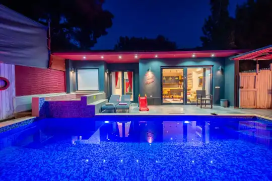 Kalkan İslamlar’da Huzur Dolu Bir Tatil İçin Jakuzili Balayı Villası