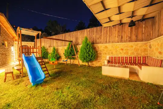 Kalkan Akbel’de Kapalı Isıtmalı Havuzlu Jakuzili Modern Tasarımlı Villa