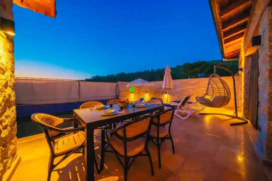 Kalkan Akbel’de Kapalı Isıtmalı Havuzlu Jakuzili Modern Tasarımlı Villa