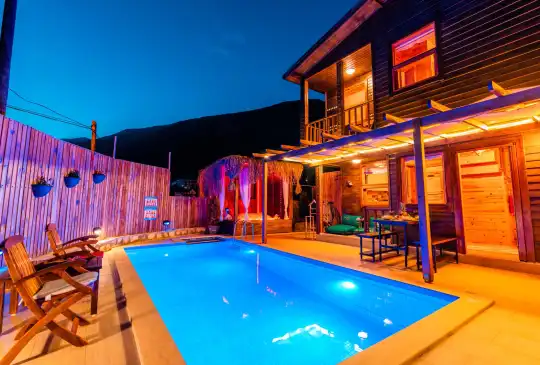 Kaş Merkeze Yakın, Korunaklı Havuzlu Ahşap Tasarımlı Kiralık Villa