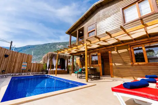 Kaş Merkeze Yakın, Korunaklı Havuzlu Ahşap Tasarımlı Kiralık Villa