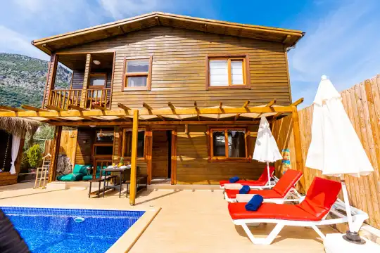Kaş Merkeze Yakın, Korunaklı Havuzlu Ahşap Tasarımlı Kiralık Villa