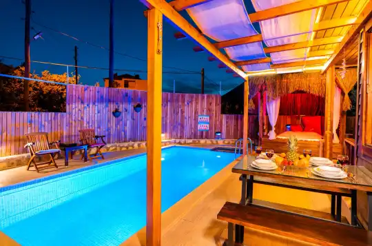 Kaş Merkeze Yakın, Korunaklı Havuzlu Ahşap Tasarımlı Kiralık Villa
