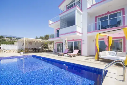 Kalkan Akbel’de Deniz Manzaralı, Tam Korunaklı Lüks Villa