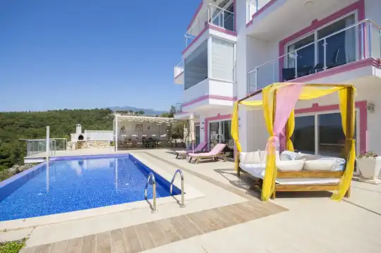 Kalkan Akbel’de Deniz Manzaralı, Tam Korunaklı Lüks Villa