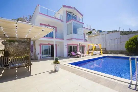 Kalkan Akbel’de Deniz Manzaralı, Tam Korunaklı Lüks Villa