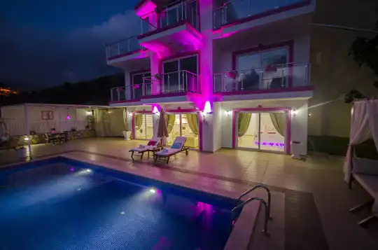 Kalkan Akbel’de Deniz Manzaralı, Tam Korunaklı Lüks Villa