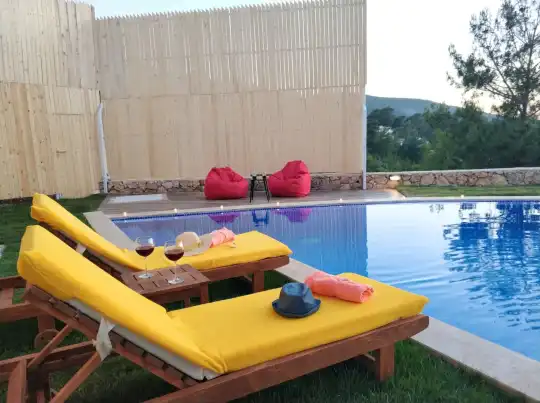Kalkan'da Doğa İçinde, Denize Yakın, 4 Kişilik Lüks Balayı Villası
