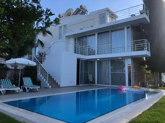  Belek’te Korunaklı Havuzlu, Güvenlikli Site İçinde Lüks Tatil Villası 