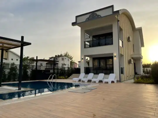 Antalya Belek'te Plaja Yakın Jakuzili ve Özel Havuzlu Modern Villa