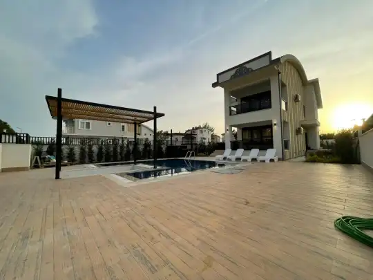 Antalya Belek'te Plaja Yakın Jakuzili ve Özel Havuzlu Modern Villa