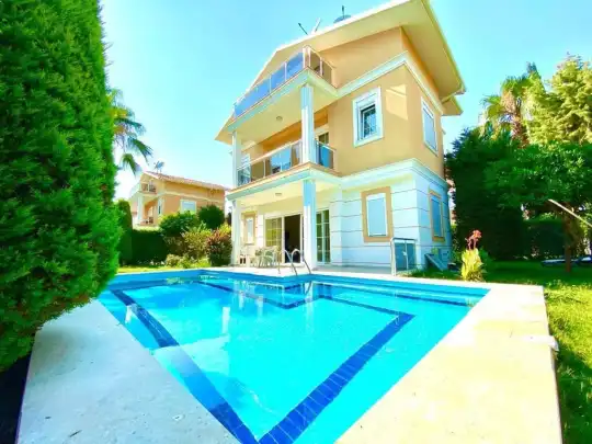 Antalya’da Geniş Bahçeli ve Şömineli Lüks Villa: Unutulmaz Tatil