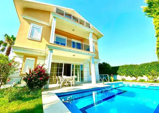 Antalya’da Geniş Bahçeli ve Şömineli Lüks Villa: Unutulmaz Tatil