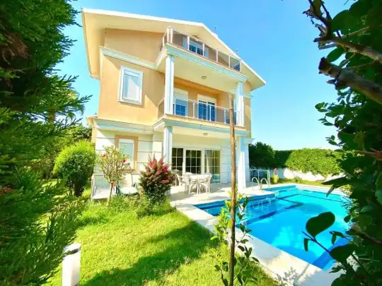 Antalya’da Geniş Bahçeli ve Şömineli Lüks Villa: Unutulmaz Tatil