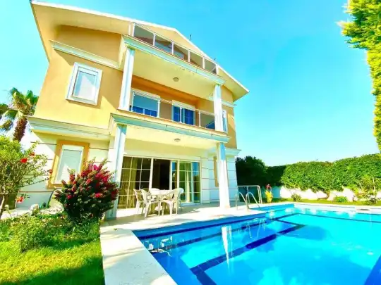 Antalya’da Geniş Bahçeli ve Şömineli Lüks Villa: Unutulmaz Tatil