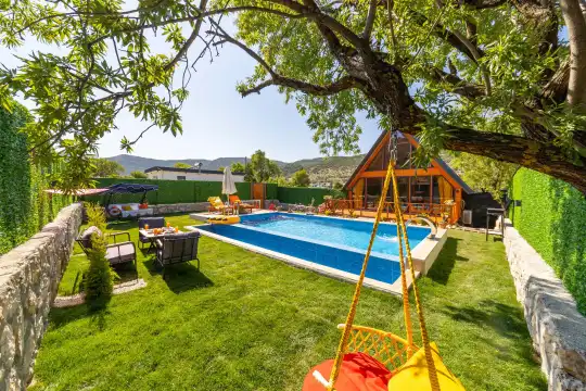 Kalkan'da Balayı ve Küçük Aileler İçin Konforlu, Şık Tasarımlı Villa