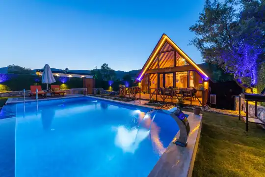 Kalkan'da Balayı ve Küçük Aileler İçin Konforlu, Şık Tasarımlı Villa