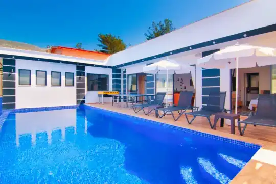 Kalkan Akbel’de Kapalı Sıcak Havuzlu, Jakuzili Muhafazakar Villa