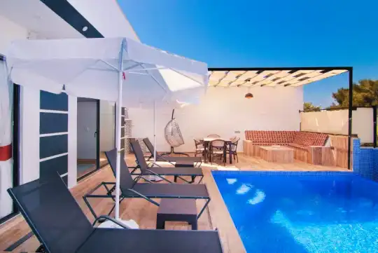 Kalkan Akbel’de Kapalı Sıcak Havuzlu, Jakuzili Muhafazakar Villa