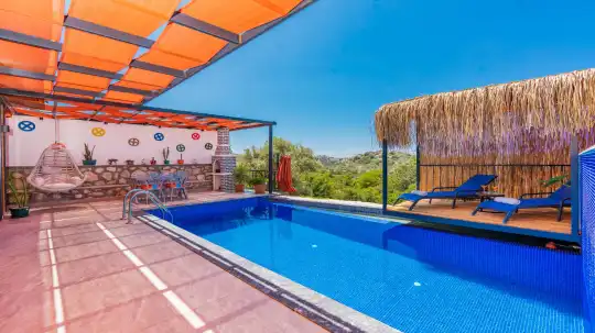 Kalkan'da Korunaklı Geniş Havuzlu, Modern ve Konforlu Jakuzili Villa