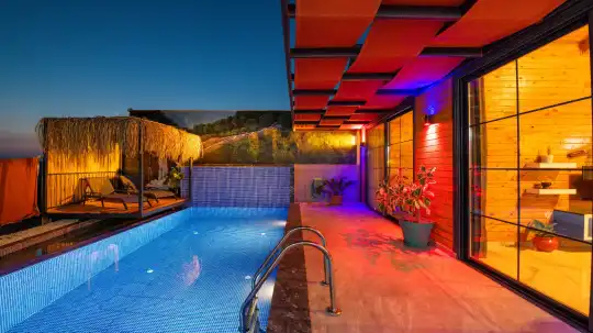 Kalkan'da Korunaklı Geniş Havuzlu, Modern ve Konforlu Jakuzili Villa