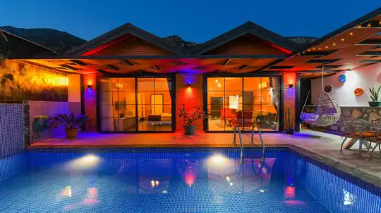 Kalkan'da Korunaklı Geniş Havuzlu, Modern ve Konforlu Jakuzili Villa