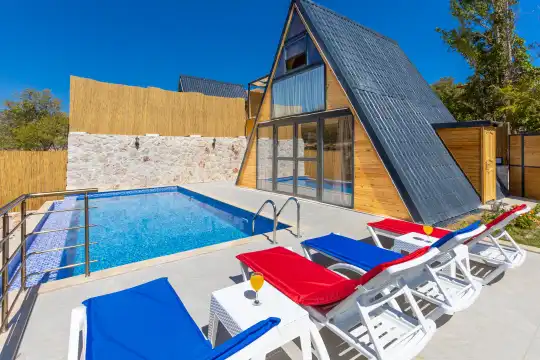 Kalkan'da 2 Yatak Odalı, Jakuzili ve Geniş Bahçeli Tatil Villası