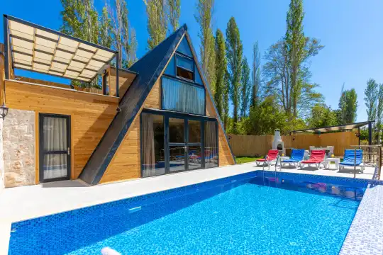 Kalkan'da 2 Yatak Odalı, Jakuzili ve Geniş Bahçeli Tatil Villası