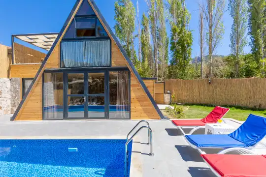 Kalkan'da 2 Yatak Odalı, Jakuzili ve Geniş Bahçeli Tatil Villası