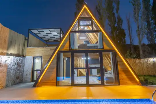 Kalkan'da 2 Yatak Odalı, Jakuzili ve Geniş Bahçeli Tatil Villası