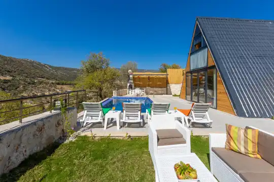 Kalkan Akbel’de 7,5 Metre Havuzlu, Doğa Manzaralı Kiralık Villa