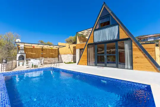 Kalkan Akbel’de 7,5 Metre Havuzlu, Doğa Manzaralı Kiralık Villa