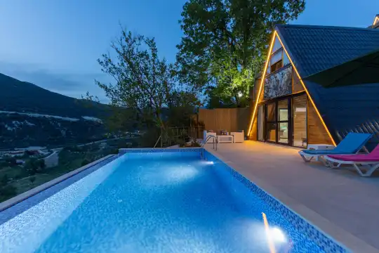 Doğa Manzaralı, 2 Yatak Odalı ve Modern Tasarımlı Kiralık Villa