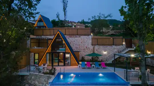 Doğa Manzaralı, 2 Yatak Odalı ve Modern Tasarımlı Kiralık Villa