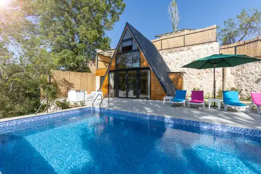 Doğa Manzaralı, 2 Yatak Odalı ve Modern Tasarımlı Kiralık Villa