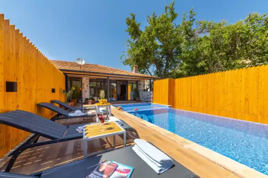 Kalkan’da 7 Kişilik Kapasiteli, Modern ve Şık Tasarımlı Villa