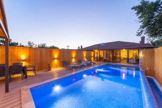 Kalkan’da 7 Kişilik Kapasiteli, Modern ve Şık Tasarımlı Villa