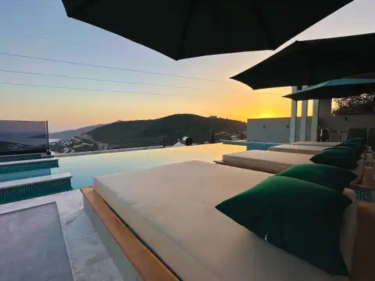 Kalkan’da 9 Kişilik Denize Yakın ve Muhteşem Manzaralı Sonsuzluk Havuzlu Lüks Villa