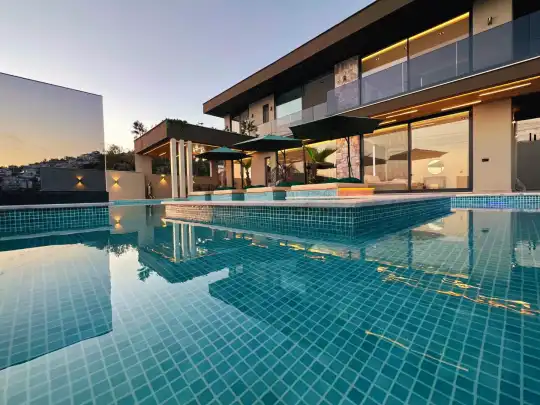 Kalkan’da 9 Kişilik Denize Yakın ve Muhteşem Manzaralı Sonsuzluk Havuzlu Lüks Villa