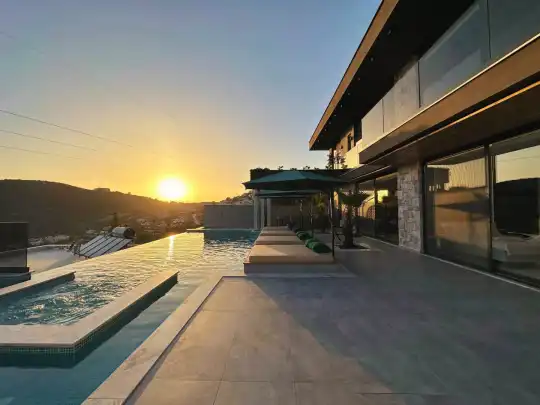 Kalkan’da 9 Kişilik Denize Yakın ve Muhteşem Manzaralı Sonsuzluk Havuzlu Lüks Villa