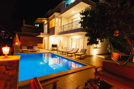Kalkan Kızıltaş’ta Deniz ve Doğa Manzaralı Lüks Tatil Villası